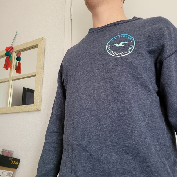 Hollister crew neck Small for men or women. - Picture 2 of 4
